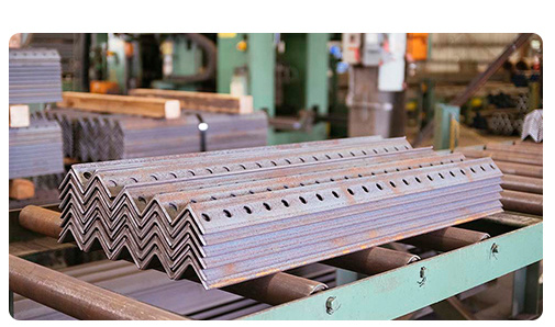 الهيكلية الساخنة المطاطية المنثقوبة زاوية شريط منخفض الكربون خفيفة Ss400 ASTM A36m S235jr 5